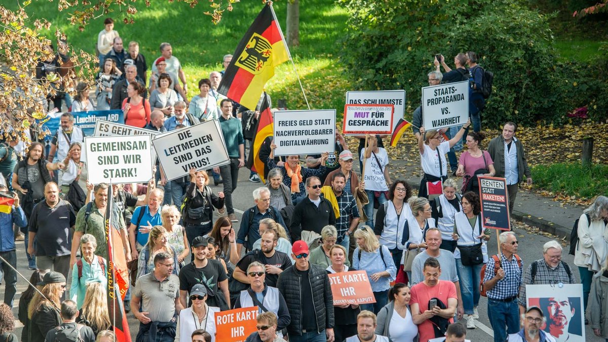 Ein Demonstrationszug lief vom Wasen-Gelände in Bad Cannstatt zuerst vor das SWR-Gebäude in der Neckarstraße, ... 