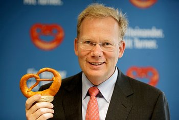 Brezel schützt vor Torheit nicht: Sebastian Turner verkauft sogenannten Journalismus an Anzeigenkunden. Foto: Joachim E. Röttgers