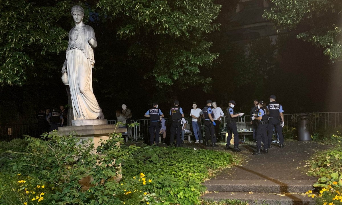 Hinter Büschen ... Hinter Büschen ...