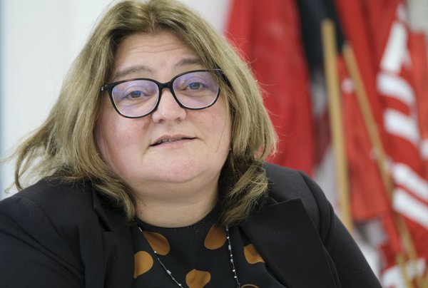 Rote Fahnen immer griffbereit: Betriebsrätin Anastasija Papadopoulou.