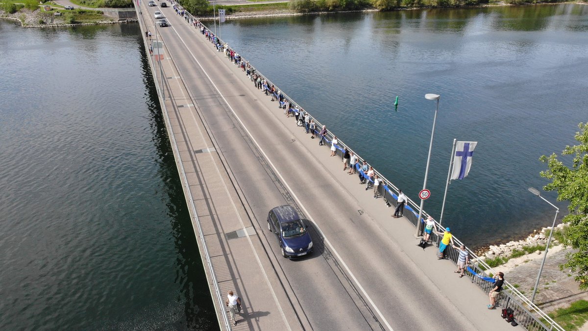 Vergangenes Jahr sammelten sich über 800 Menschen zwischen Breisach und Vogelsheim. Fotos: Trans Rhin Rail