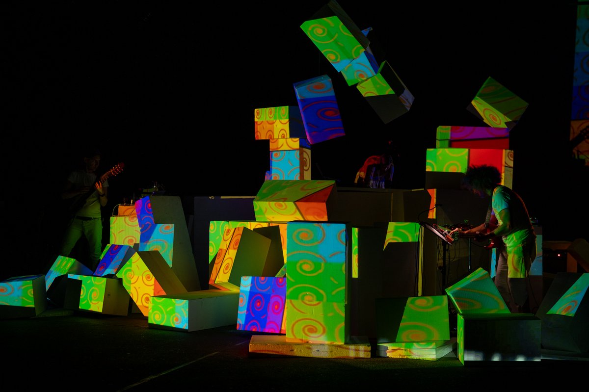 Abstrakt und schillernd mit splitterndem Klang