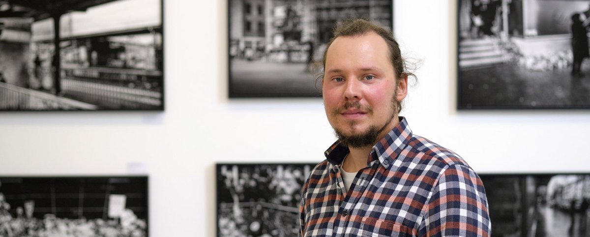 Fabian Holzwarth vor seinen Bildern. Foto: Joachim E. Röttgers Fabian Holzwarth vor seinen Bildern. Foto: Joachim E. Röttgers