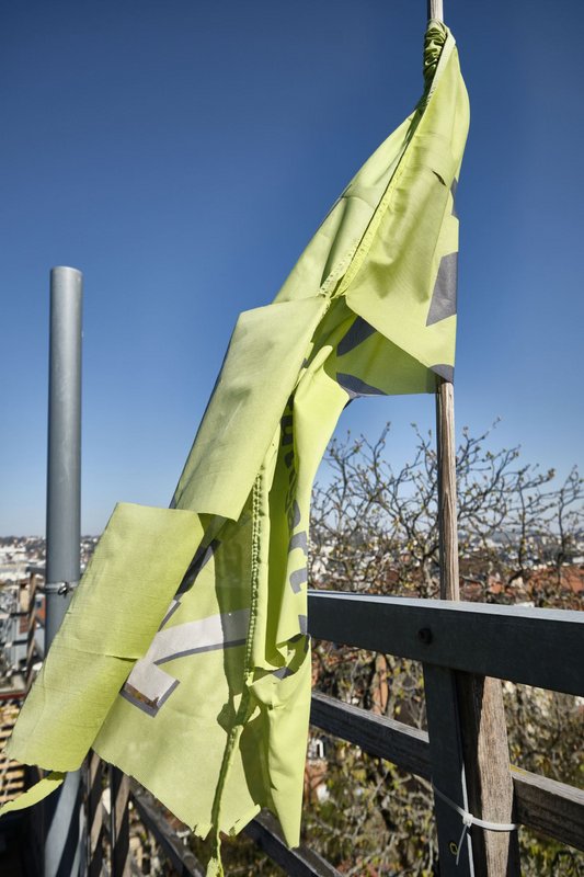 Zerrissen, ausgebleicht, abgeschlafft – die alte K-21-Fahne auf Rauschenbergers Dachterrasse: ein Jammerbild. Mehr Bilder mit Klick aufs Foto.