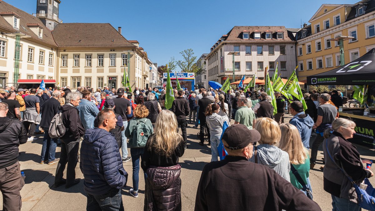 Eine Stunde später und gut 300 Meter weiter: die AfD und Zentrum auf dem Marktplatz.