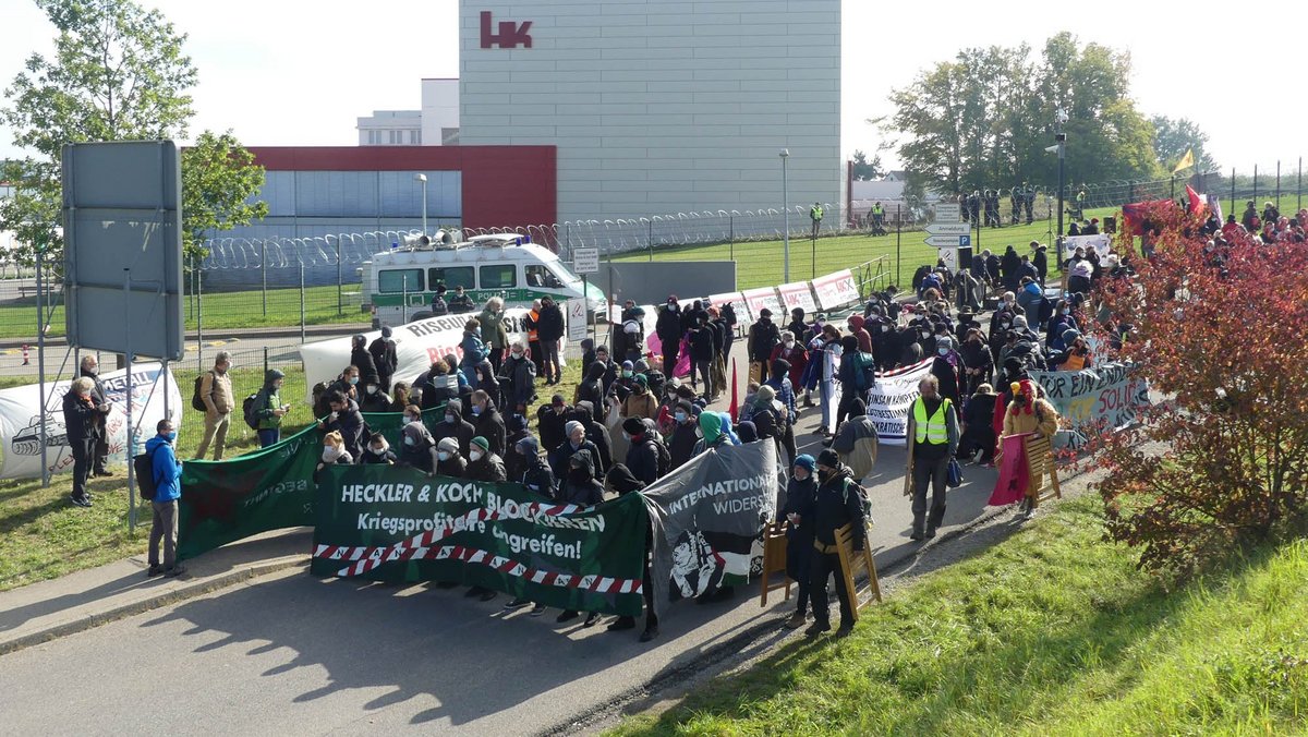 Stuhl packen und los geht's – der Demo-Zug setzt sich in Bewegung. Stuhl packen und los geht's – der Demo-Zug setzt sich in Bewegung.