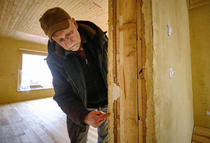 "Unheimlich gut fürs Raumklima" – Werner Grosse mit Holzwand und Lehmputz.