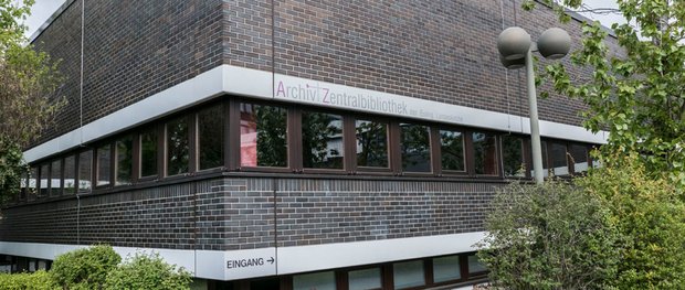 Hier wälzt Benno Hafeneger Akten: Landeskirchliches Archiv in Stuttgart.