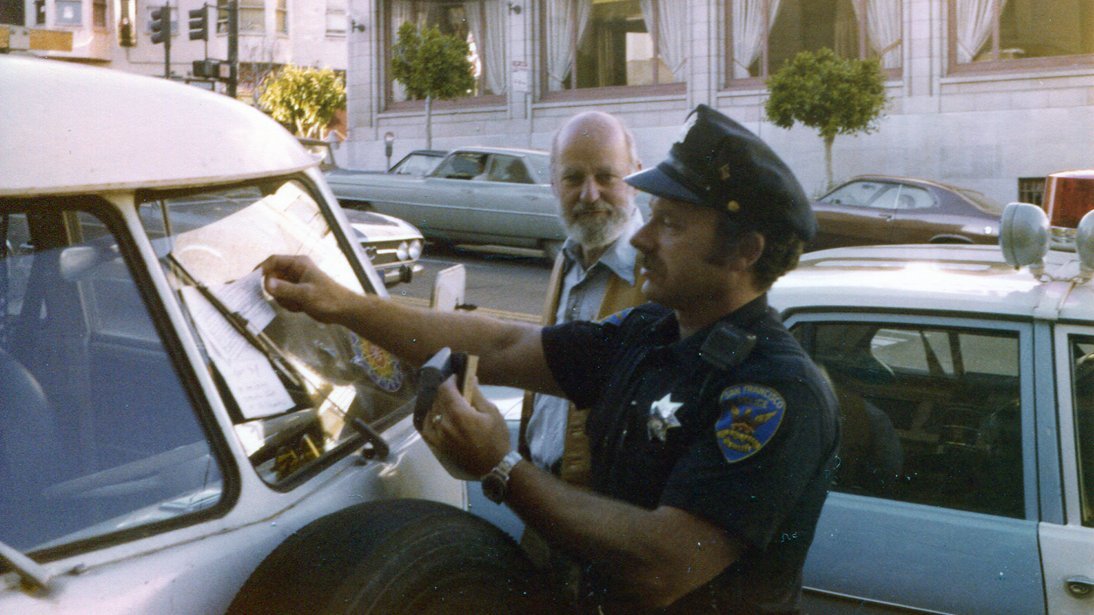 Lawrence Ferlinghetti bekommt einen Strafzettel, San Francisco in den 1960ern. Foto: Gary Stevens, CC BY 2.0 DEED, flickr.com/photos/garysoup/4023249228/