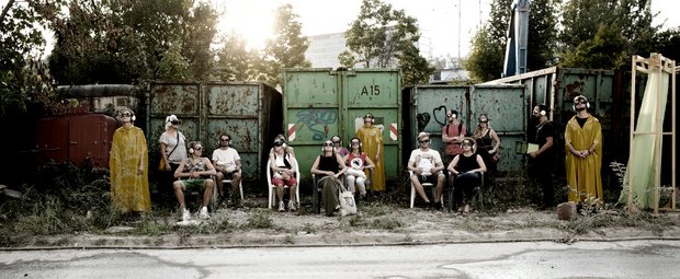 Team und Teilnehmer beim "Transit" auf dem Wagenhallengelände. Foto: Elisa Mauruschat