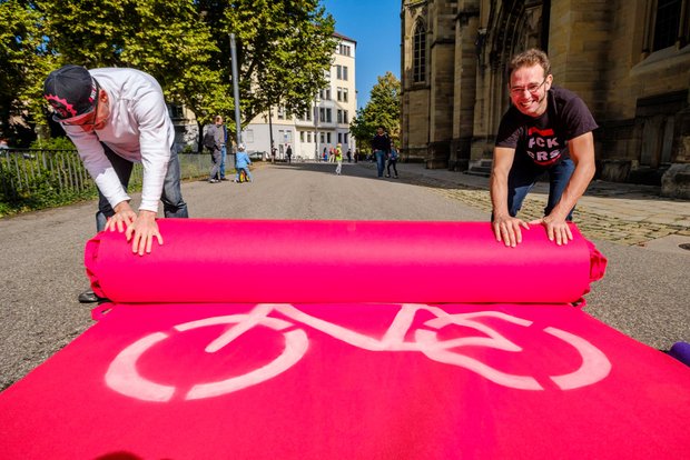 Zumindest vorläufig wurde der Rote Teppich für Stuttgarter Radfahrer am Samstag wieder eingerollt.