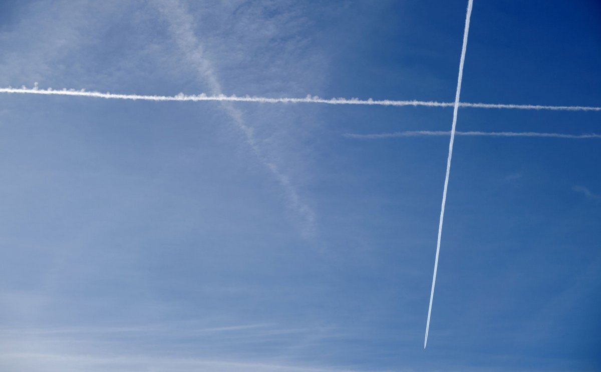... wobei der Blick nach oben außerdem offenbart: alles beim Alten, als hätte es Corona und Klimakrise nie gegeben. Der Himmel über Stuttgart, aufgenommen am 22.3.2023.
