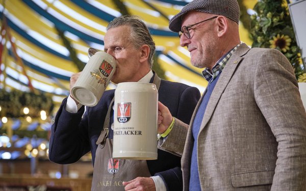 So viel wie zwei Maß Bier (hier mit Frank Nopper und Winfried Hermann) soll die Mobilitätsabgabe pro Person und Monat kosten. Foto: Joachim E. Röttgers