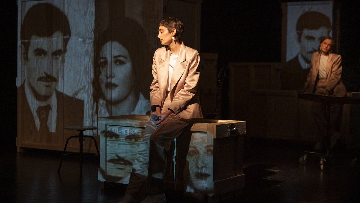 "Handle with care" – auf die Kisten projiziert sind Fotos von Ferdane und Ramazan Satır, ermordet bei einem Brandanschlag 1984 in Duisburg. "Handle with care" – auf die Kisten projiziert sind Fotos von Ferdane und Ramazan Satır, ermordet bei einem Brandanschlag 1984 in Duisburg.