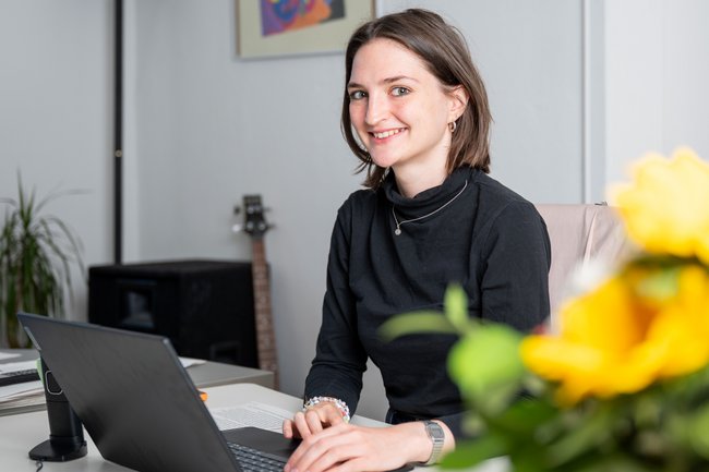 Jana Daur an ihrem neuen Arbeitsplatz – seit dem 23. September ist sie Volontärin bei der Kontext-Wochenzeitung. Foto: Jens Volle