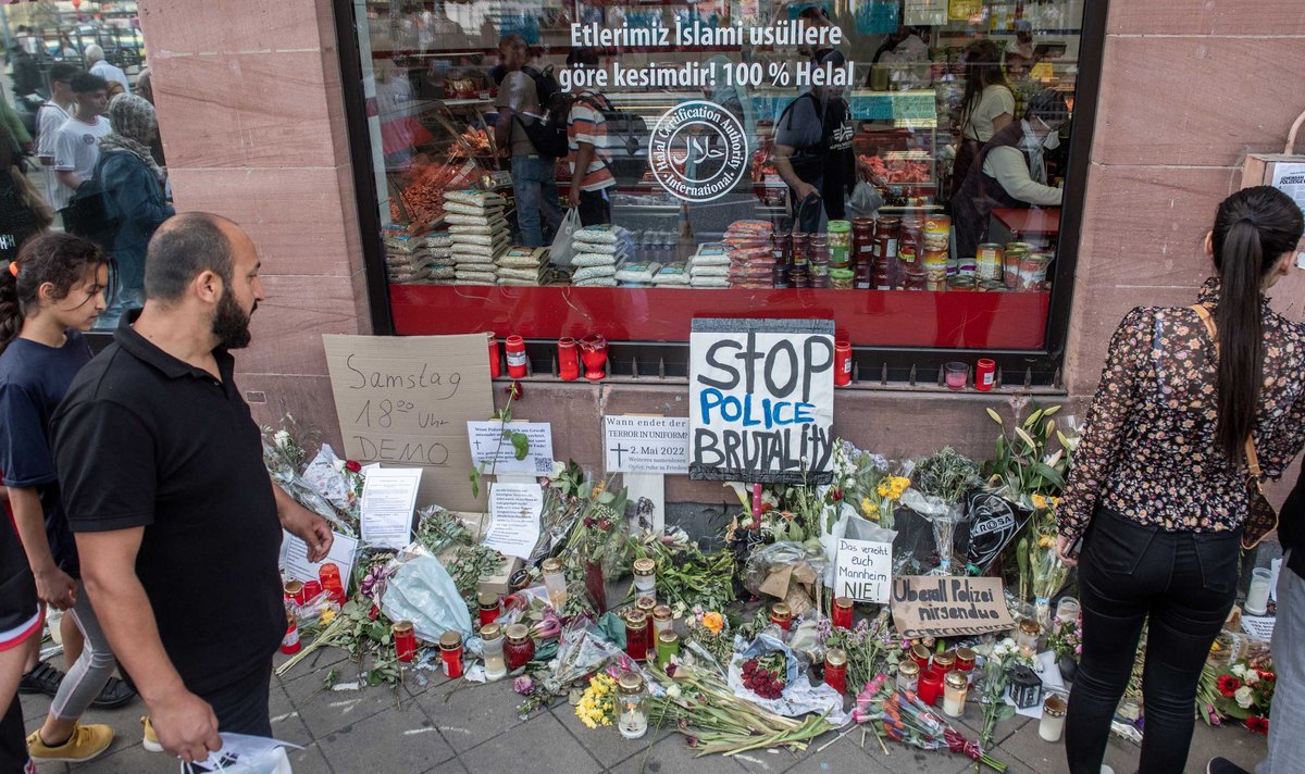 Blumen, Kerzen und Schilder als Andenken an Ante P. auf dem Mannheimer Marktplatz, wo er getötet wurde. Fotos: Jens Volle