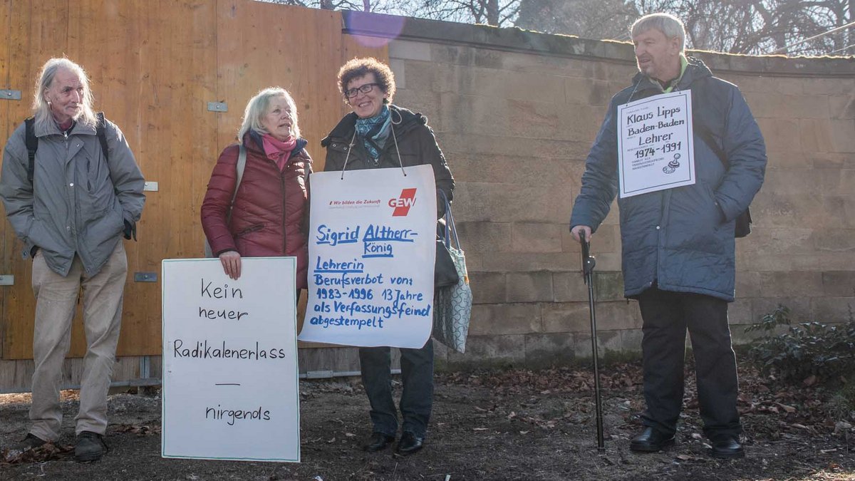 Bis zu seinem Tod hat er für Gerechtigkeit gekämpft: Reinhard Gebhardt (links) am 8. Februar 2023 vor der Villa Reitzenstein. Foto: Jens Volle
