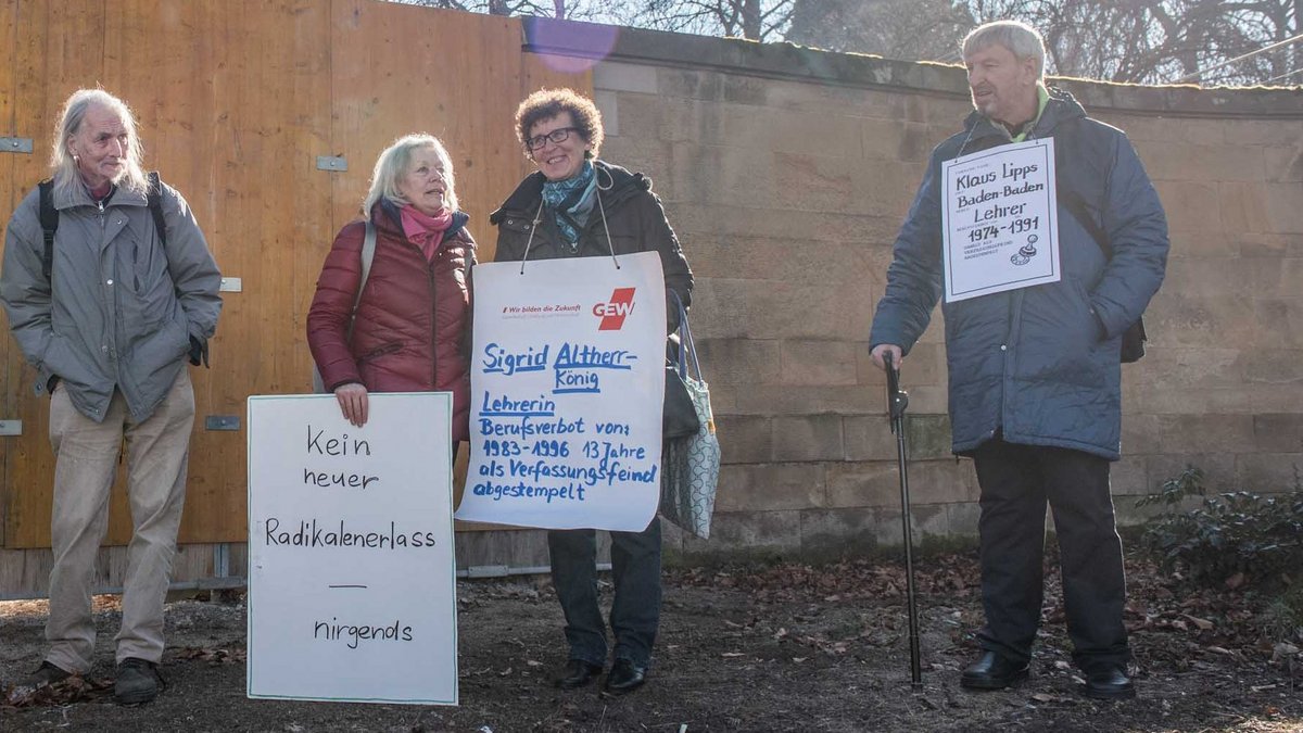 Bis zu seinem Tod hat er für Gerechtigkeit gekämpft: Reinhard Gebhardt (links) am 8. Februar 2023 vor der Villa Reitzenstein. Foto: Jens Volle