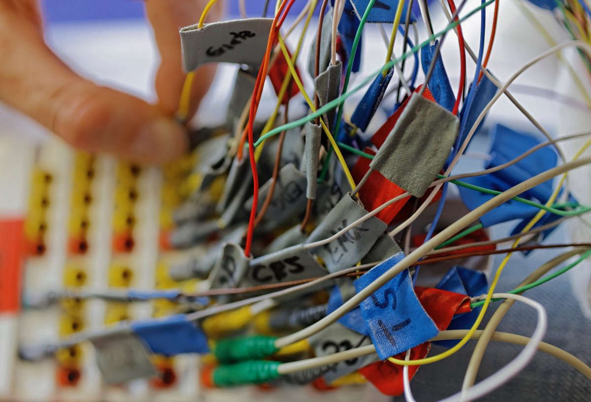 Kabelsalat, noch glasfaserfrei. Fotos: Joachim E. Röttgers Kabelsalat, noch glasfaserfrei. Fotos: Joachim E. Röttgers