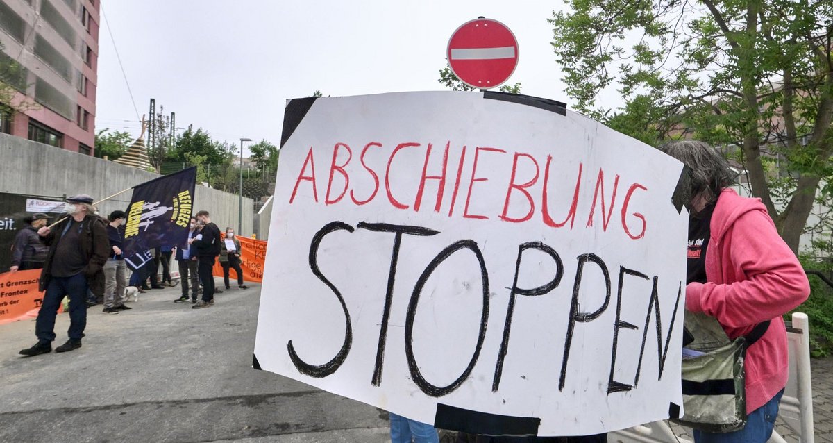 Ganz so weit will die grün-schwarze Koalition dann doch nicht gehen. Protestaktion von AktivistInnen gegen Abschiebungen nach Afghanistan und Sri Lanka in Pforzheim.  Ganz so weit will die grün-schwarze Koalition dann doch nicht gehen. Protestaktion von AktivistInnen gegen Abschiebungen nach Afghanistan und Sri Lanka in Pforzheim.