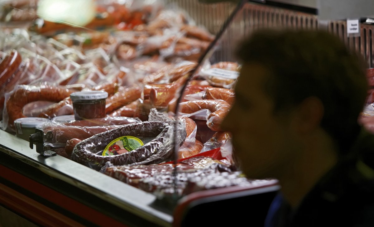 Ganz egal, wie oft man das Thema durch den Wolf dreht: Vor allem Fleisch ist viel zu billig. Fotos: Joachim E. Röttgers