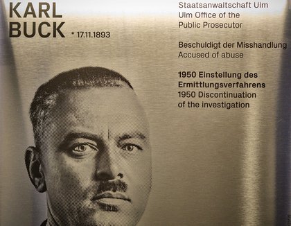 Karl Buck begegnet einem in der Ausstellung mehrmals.