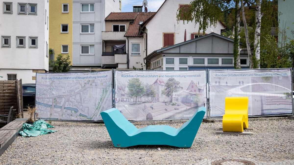 Wenn die Hochbrücke fertig ist, verschwindet der Durchgangsverkehr und die Innenstadt wird ruhiger und schöner, versprechen die Transparente.