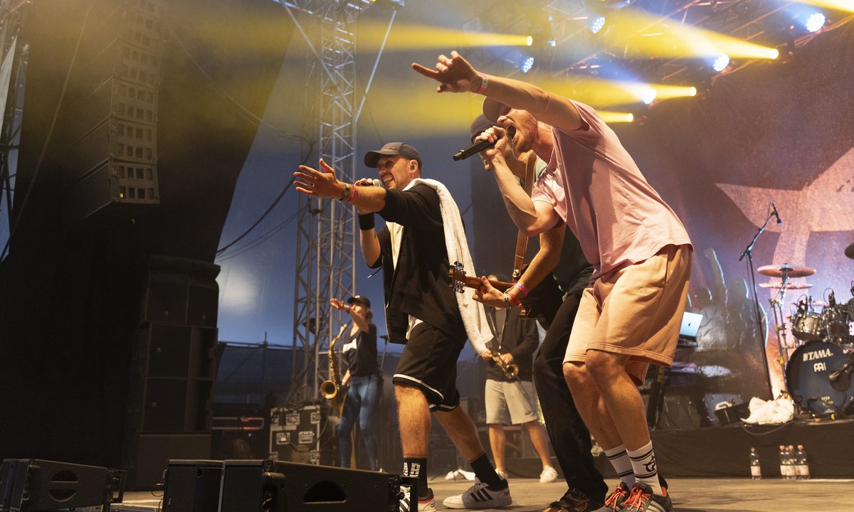 Irie Révoltés beim Tour-Auftakt auf dem Mannheimer Maimarktgelände.