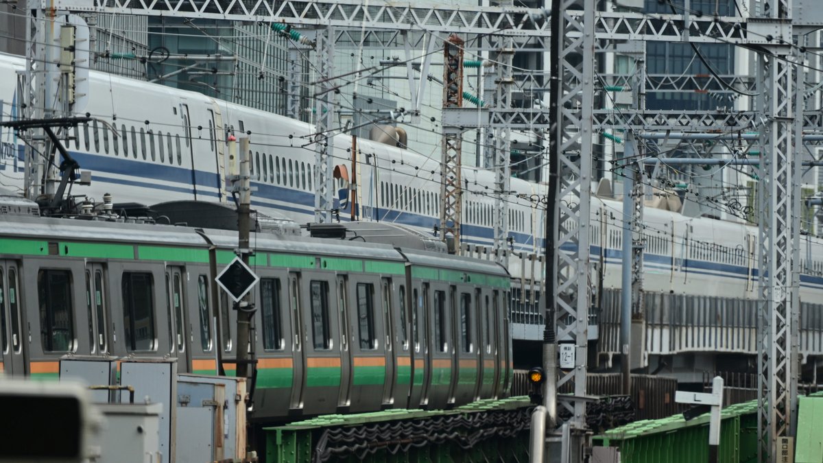 Ein Shinkansen und ein Nahverkehrszug auf den Strecken, die mitten durch Tokio führen. Die Hochgeschwindigkeitsstrecken laufen hier meist parallel.