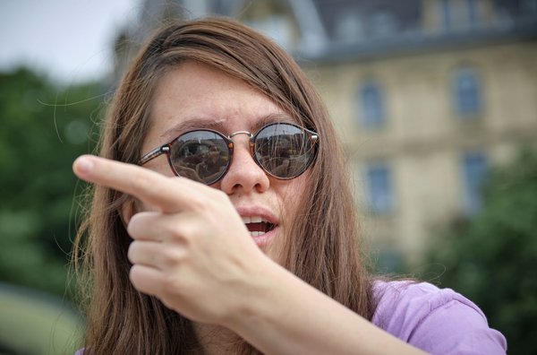 Botschaften mit Sprühkreide: Demonstrantin Nataly González. Foto: Joachim E. Röttgers