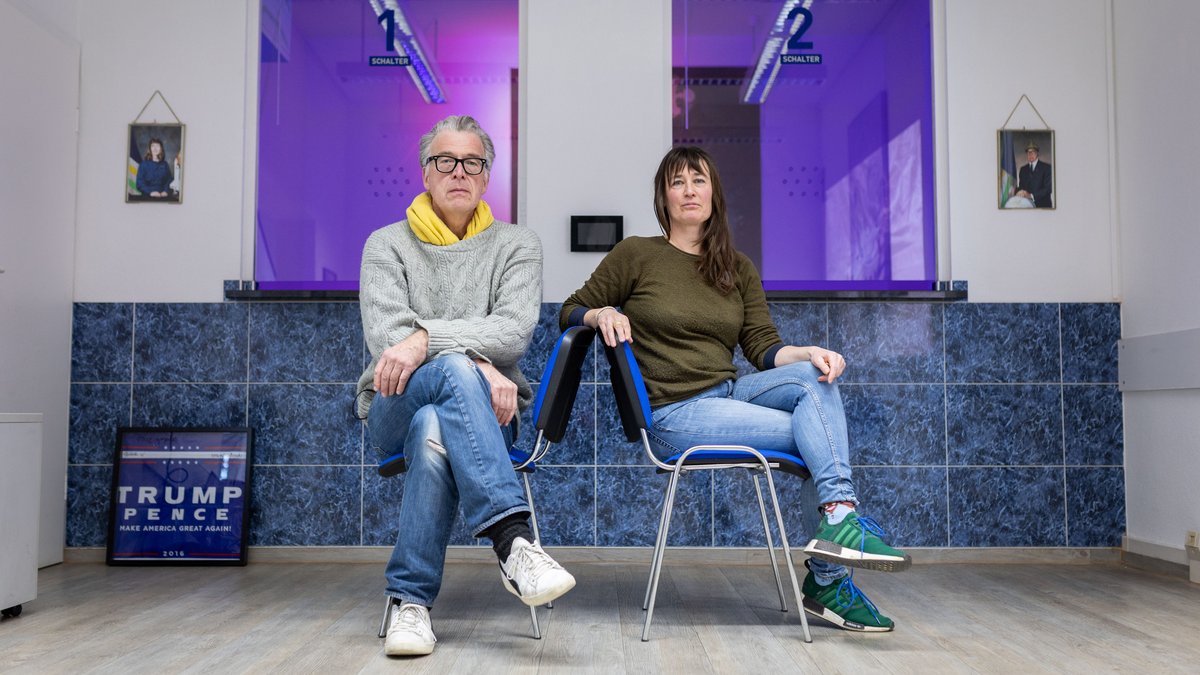 Die Künstler:innen Peter Franck und Julia Wenz-Delaminsky vor den beiden Empfangsschaltern ihres Konsulats. Fotos: Julian Rettig