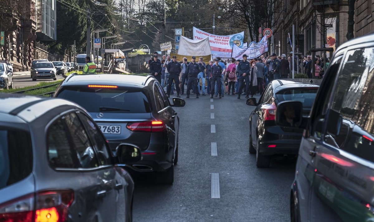 StuttgarterInnen gehen für Fahrverbote auf die Straße. Fotos: Joachim E. Röttgers