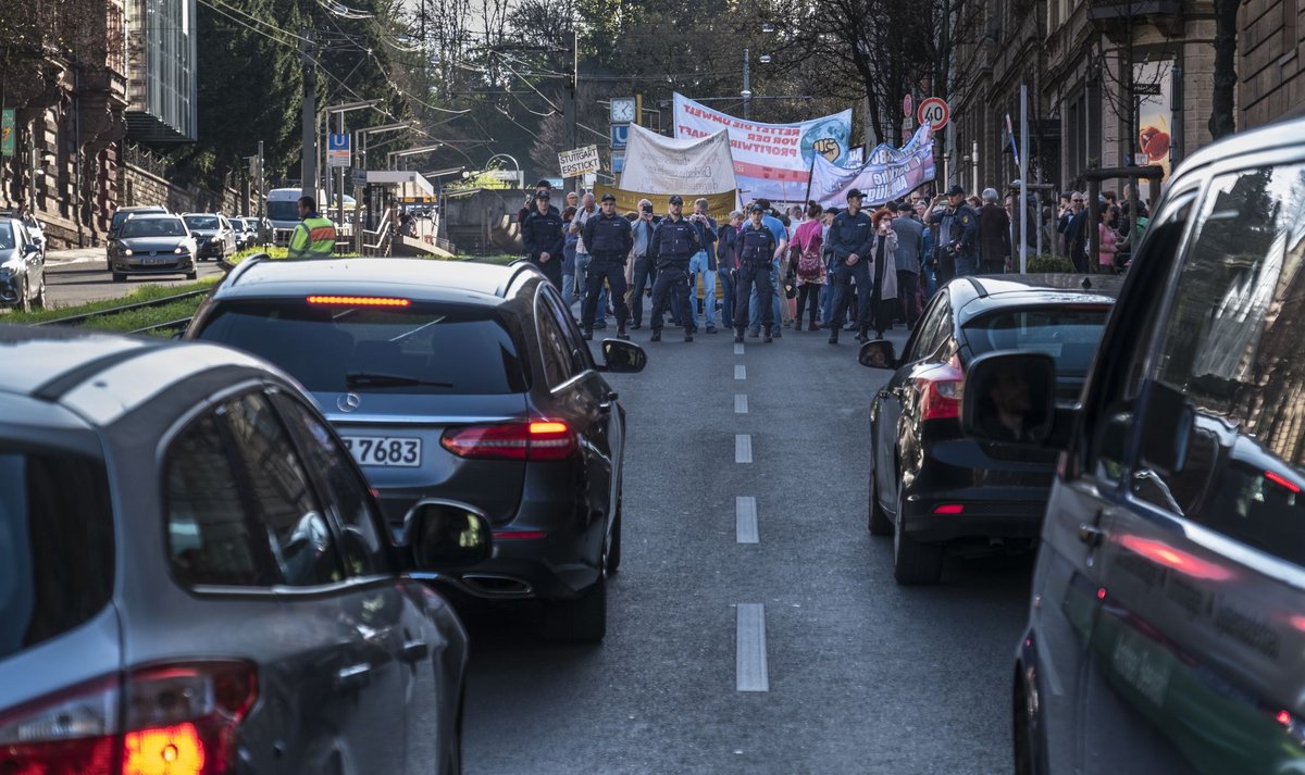 StuttgarterInnen gehen für Fahrverbote auf die Straße. Fotos: Joachim E. Röttgers