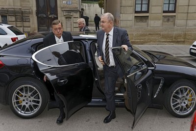 Wendelin Wiedeking entsteigt einem Porsche Panamera. Rechtsanwalt Hanns W. Feigen musste hinten sitzen.