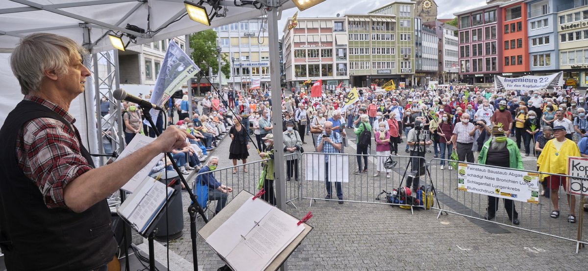 Die Klimakrise kann zu einem noch weit umfassenderen Lockdown führen, sagt Winfried Wolf am 29. Juni auf der Montagsdemo gegen S 21. Fotos: Joachim E. Röttgers