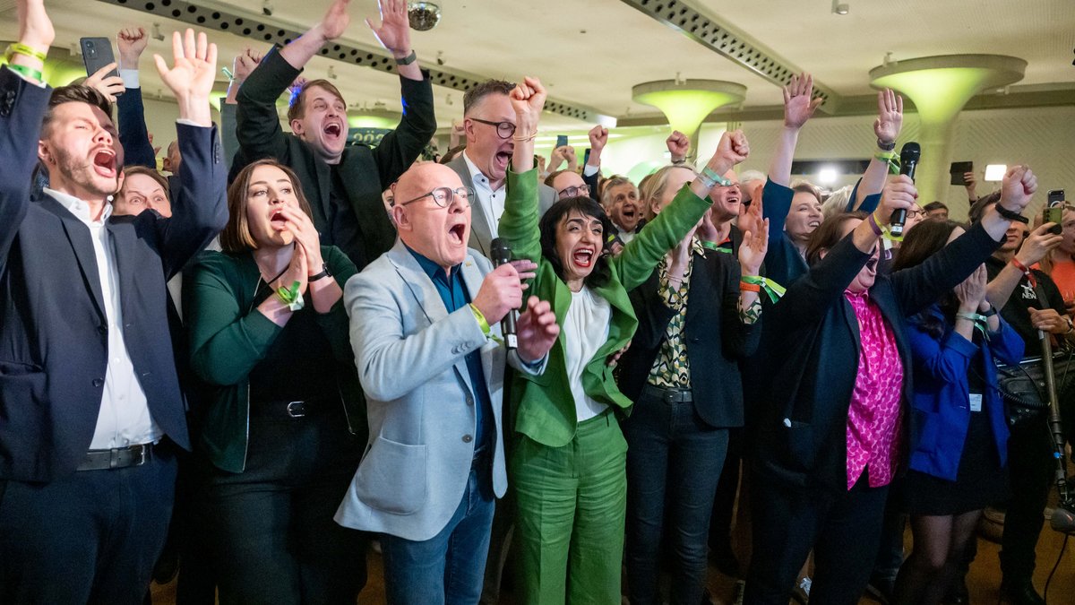 Euphorie nach der ersten Hochrechnung des Wahlabends: Nach einer Aufholjagd landen die Grünen knapp vor der CDU. Foto: Jens Volle