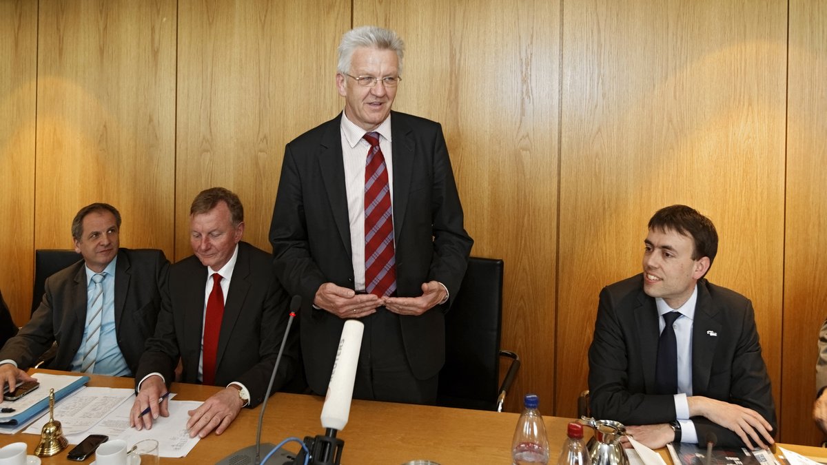 Aber immerhin kann sie 2011 mit den 1,1 Prozentpunkten über ihr liegenden Grünen eine Regierung unter Führung Winfried Kretschmanns bilden. Schmid wird Superminister für Wirtschaft und Finanzen und führt die Partei zum Supersturz: 2016 halbiert sie sich beinahe auf 12,7 Prozent. Foto: Joachim E. Röttgers