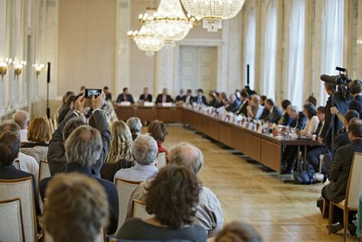 Rund 70 Bürgerinnen und Bürger waren zum Auftakt dabei. Foto: Joachim E. Röttgers