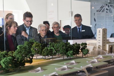 Ein Führer und sieben von 230 000 Besuchern des Turmforums. Foto: Kommunikationsbüro