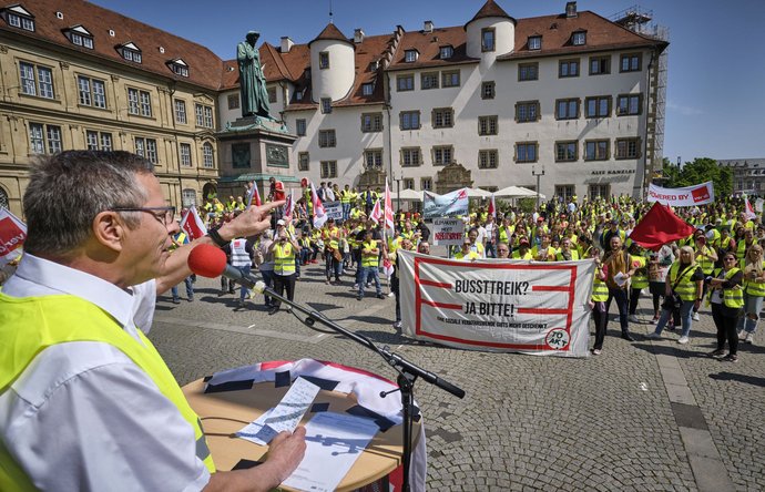 Gewerkschafts-Chef Martin Gross vergangenen Freitag auf dem Stuttgarter Schillerplatz. Gewerkschafts-Chef Martin Gross vergangenen Freitag auf dem Stuttgarter Schillerplatz.