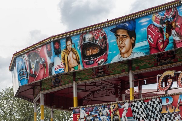 Ganz natürliche Pose: Rennfahrerinnen fahren immer ohne Hose. 