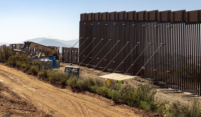 Ein Zaun wird durch einen größeren ersetzt und dabei zur Mauer – hier nahe Tecate, Kalifornien. Foto: U.S. Customs and Border Protection, gemeinfrei