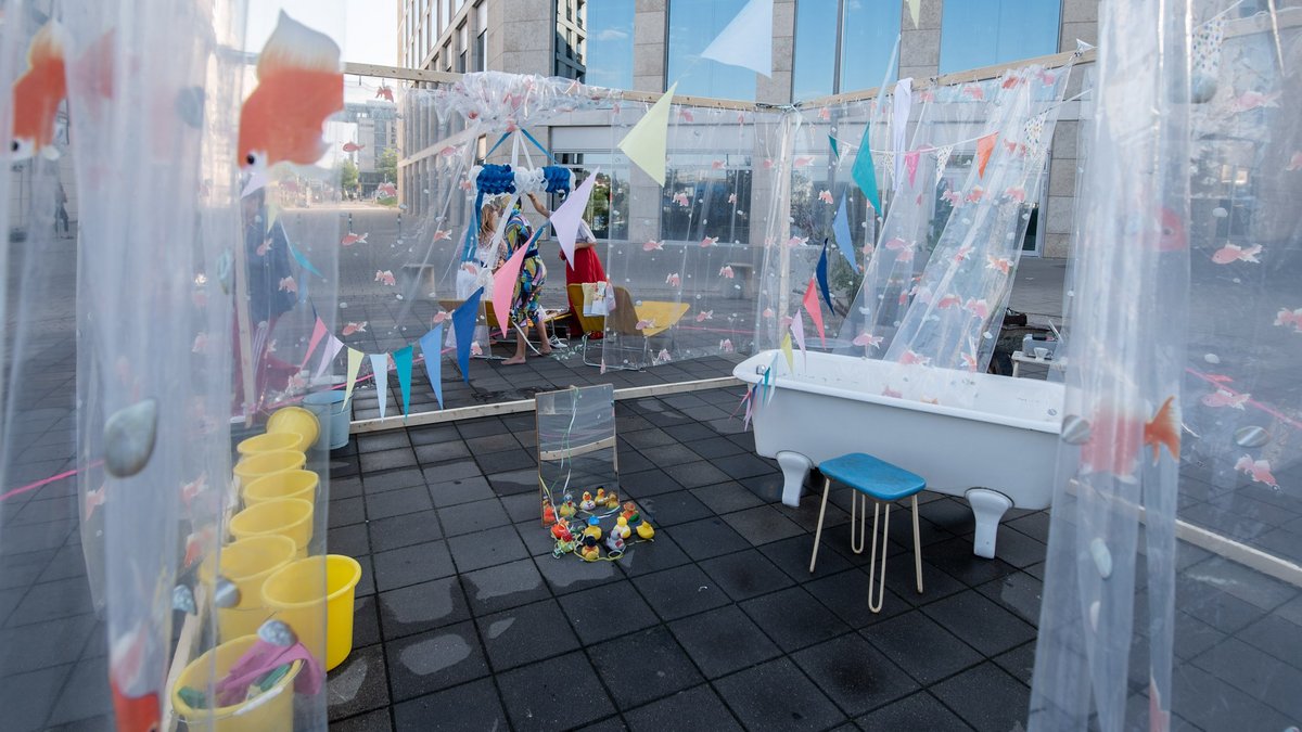 Alles öffentlich – wie im Juli 2020 bei der Performance "Beton.Gemütlichkeit" im Stuttgarter Europaviertel. Foto: Jens Volle