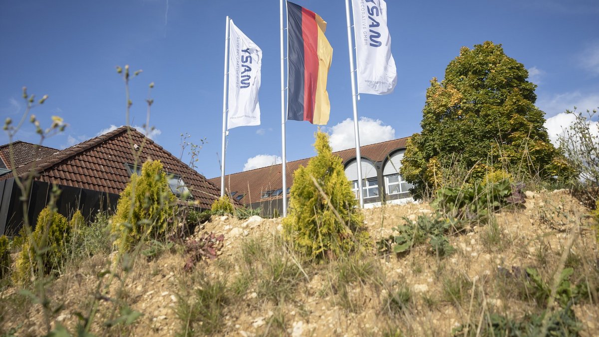 Die deutsche Fahne am Fysamwerk in Steinheim weht laut Beschäftigten nicht unbedingt für hiesige Arbeitnehmerrechte.