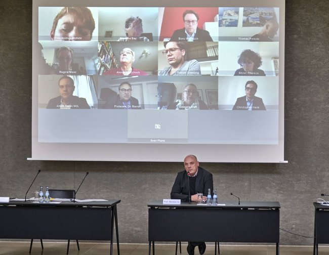 Beim Videokonferieren: Landtagsausschuss für Wirtschaft, Arbeit und Wohnungsbau.