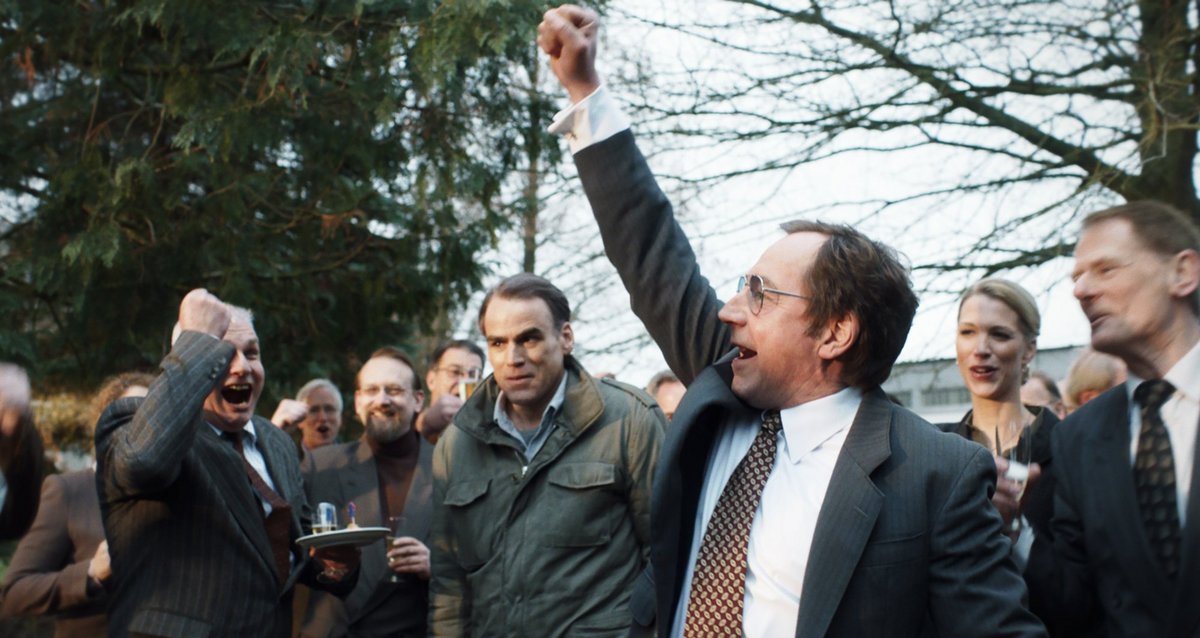 Große Freude: BND-Chef Schatz (Thorsten Merten) bejubelt den Coup 'Curveball'. Foto: Sten Mende Große Freude: BND-Chef Schatz (Thorsten Merten) bejubelt den Coup 'Curveball'. Foto: Sten Mende