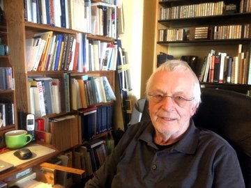 Old school: Bernd Serger in seiner Burg aus Büchern. Foto: Kontext