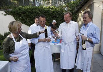 Kochen kann sie auch: Theresia Bauer beim ministerialen Spargelschmaus im Clay-Haus im Mai 2014.