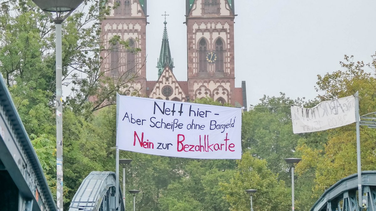 Ein Protestbanner vor der Freiburger Herz-Jesu-Kirche. Foto: Fabian Kienert
