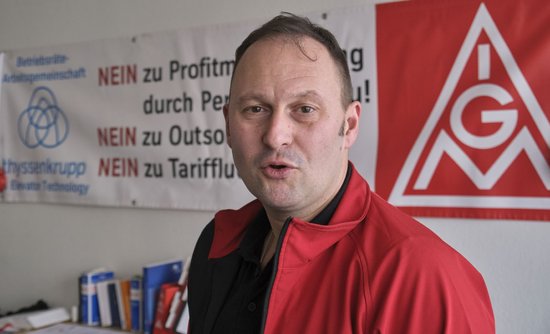 "Zwang bringt's nicht", meint Georgios Triantafillidis, Betriebsrat bei TK Aufzugswerke in Neuhausen. "Zwang bringt's nicht", meint Georgios Triantafillidis, Betriebsrat bei TK Aufzugswerke in Neuhausen.